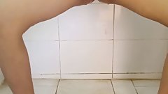 Desi ladki ne khade hoke apni chut se piss kiya or ungli daali